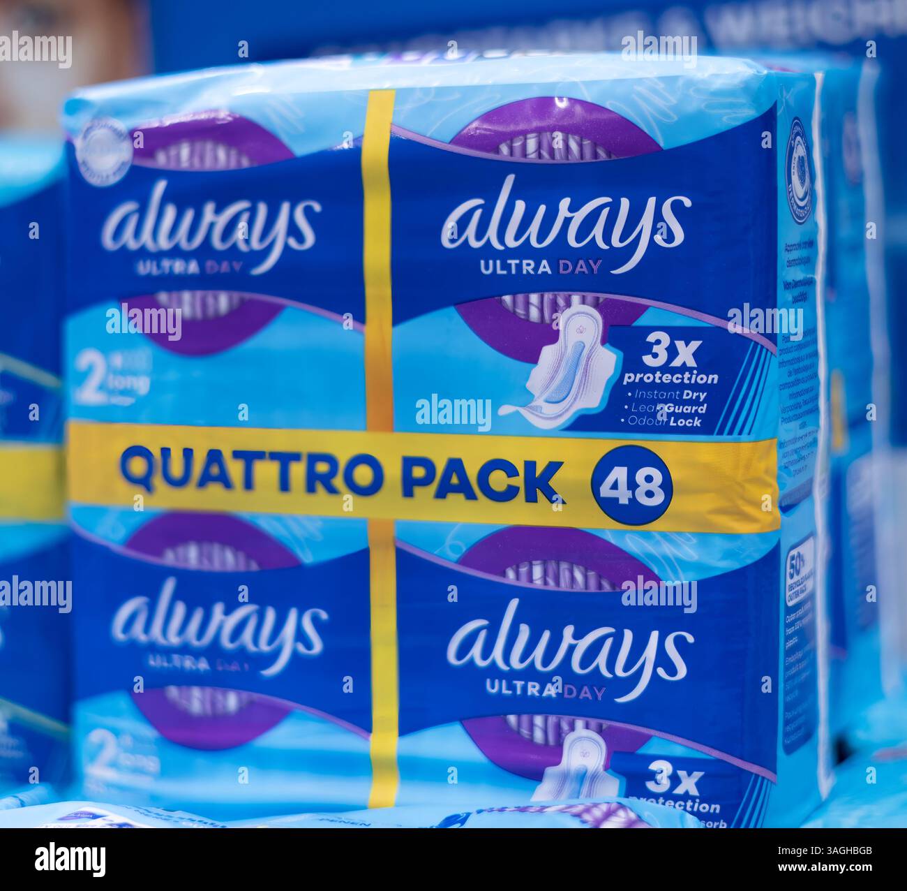 Tamponi igienici Always Ultra Day, che rappresentano comfort e protezione per le esigenze di igiene femminile in una confezione colorata. - FRANCOFORTE, GERMANIA - 21 MARZO 20 Foto Stock
