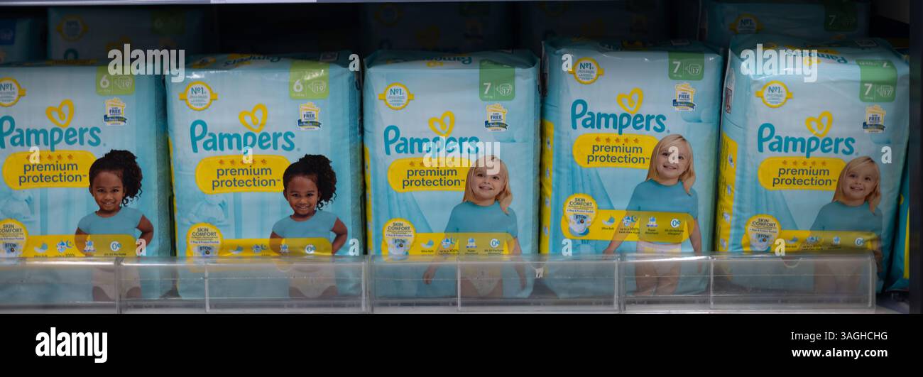 Un variopinto assortimento di pannolini protettivi Pampers, che offrono comfort e sicurezza per neonati e bambini. - FRANCOFORTE, GERMANIA - 21 MARZO Foto Stock