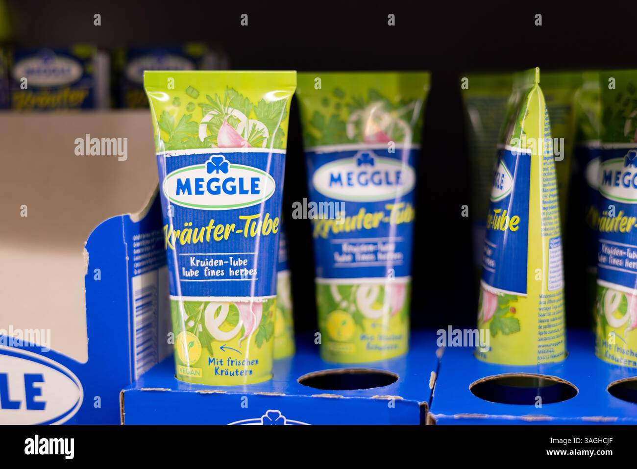 La confezione Meggle Kraeuter-Tube presenta prodotti culinari a base di erbe ideali per arricchire vari piatti. - FRANCOFORTE, GERMANIA - 21 MARZO Foto Stock