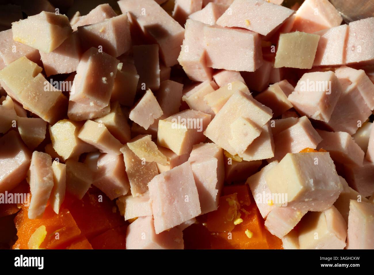 Salame a dadini per insalata. Scatto macro. Piatto facile da preparare. Industria della carne trasformata. Foto Stock