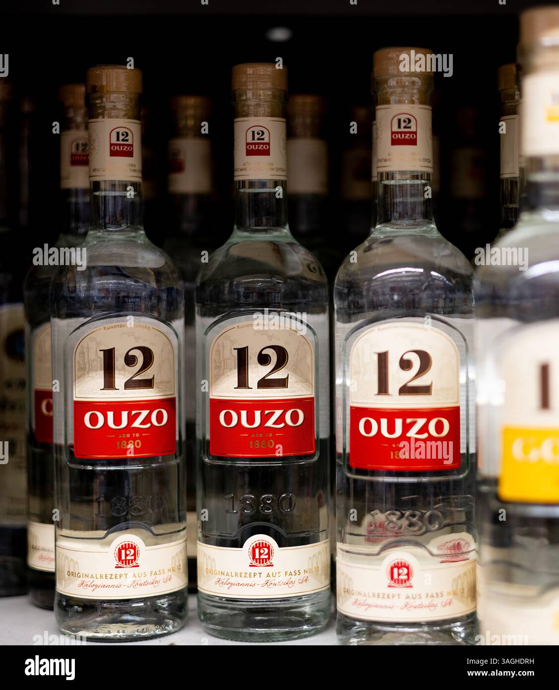 Molte bottiglie di Ouzo disposte in modo splendido, che rappresentano il tradizionale spirito greco conosciuto per il suo sapore unico di anice e il suo patrimonio culturale. - FRANCOFORTE, GER Foto Stock