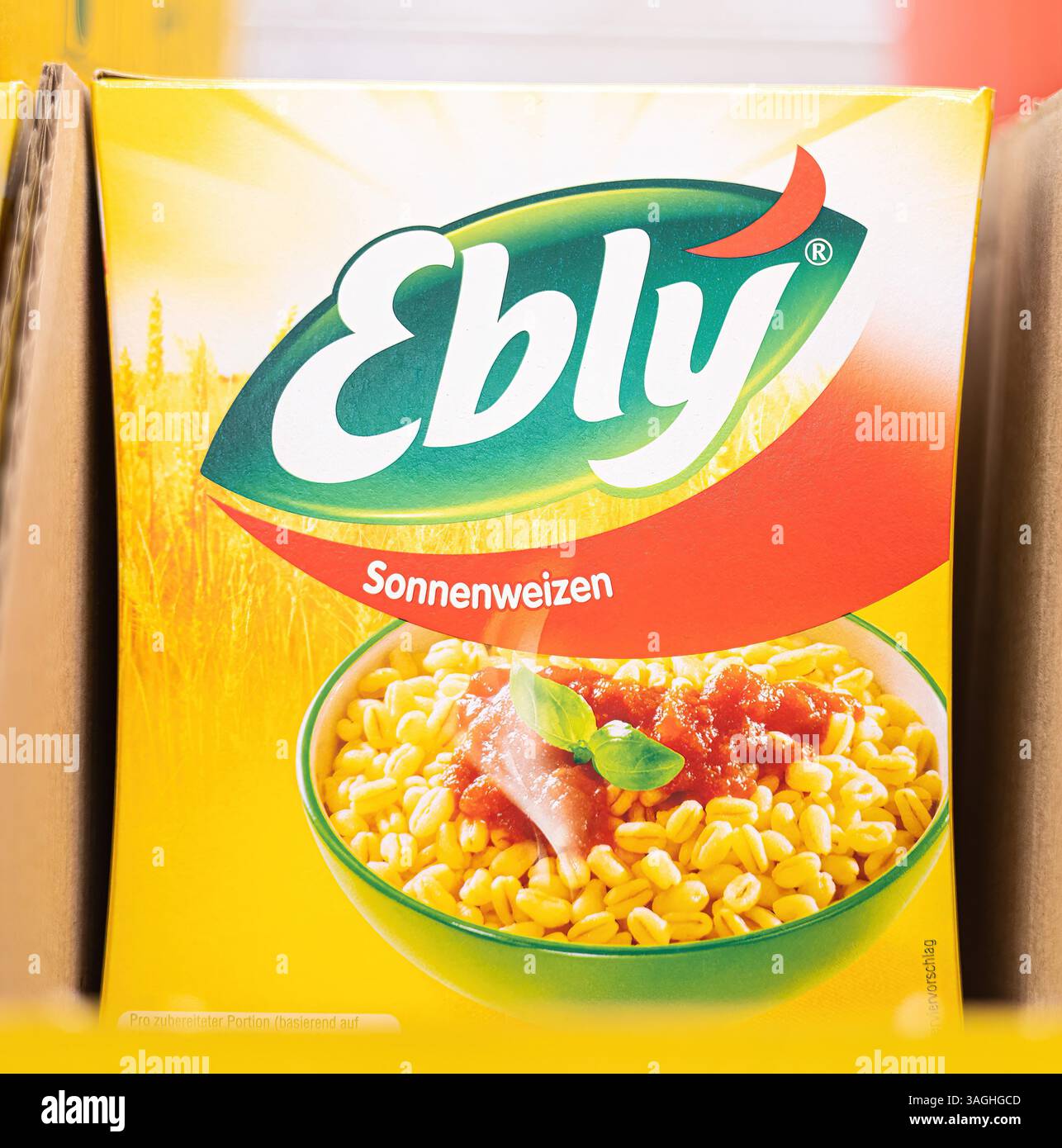 Il prodotto Ebly Sonnenweizen mette in evidenza il grano baciato dal sole, offrendo un'opzione nutriente e conveniente per pasti sani. - FRANCOFORTE, GERMANIA - 21 MARZO, Foto Stock
