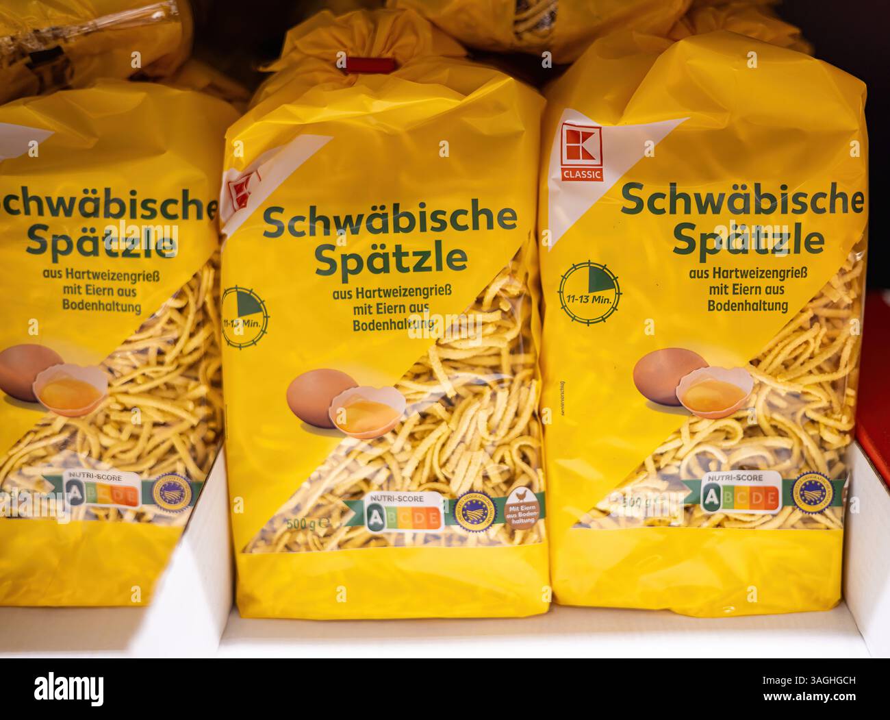 Questa immagine presenta le borse di Schwaebische Spaetzle, i tradizionali spaghetti tedeschi, mostrate in accattivante confezione gialla brillante. - FRANCOFORTE, GERMANIA Foto Stock