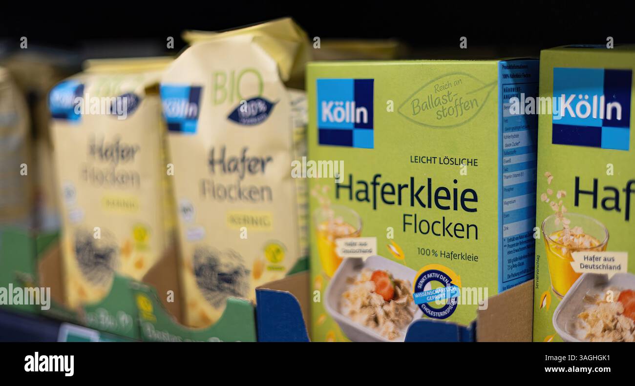 Un ripiano ben organizzato con fiocchi d'avena di Koelln, che promuove una sana colazione ricca di fibre e sostanze nutritive. - FRANCOFORTE, GERMANIA - MA Foto Stock