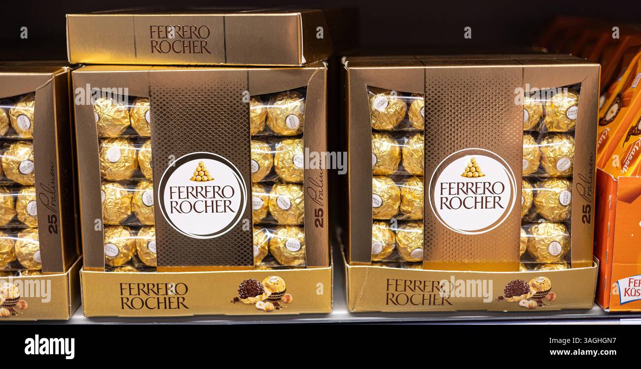 Una squisita collezione di cioccolatini Ferrero Rocher splendidamente confezionati, che mostrano il loro fascino di lusso e gli ingredienti decadenti per gli amanti del cioccolato Foto Stock