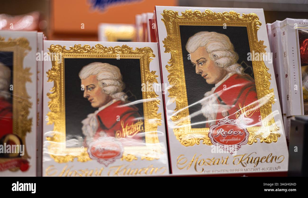 Un'esposizione artistica di cioccolatini Reber Mozart Kugeln, che mette in risalto il loro ricco patrimonio culturale e le confezioni di lusso ideali per i regali. - FRANCOFORTE, GERMANIA Foto Stock