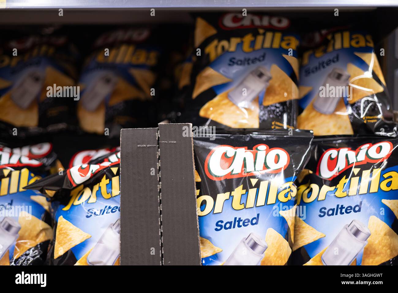 Questa immagine mostra le tortillas di Chio, sacchetti salati disposti ordinatamente su uno scaffale del negozio, evidenziando l'accattivante design del packaging. - FRANCOFORTE, GERMANIA - M Foto Stock