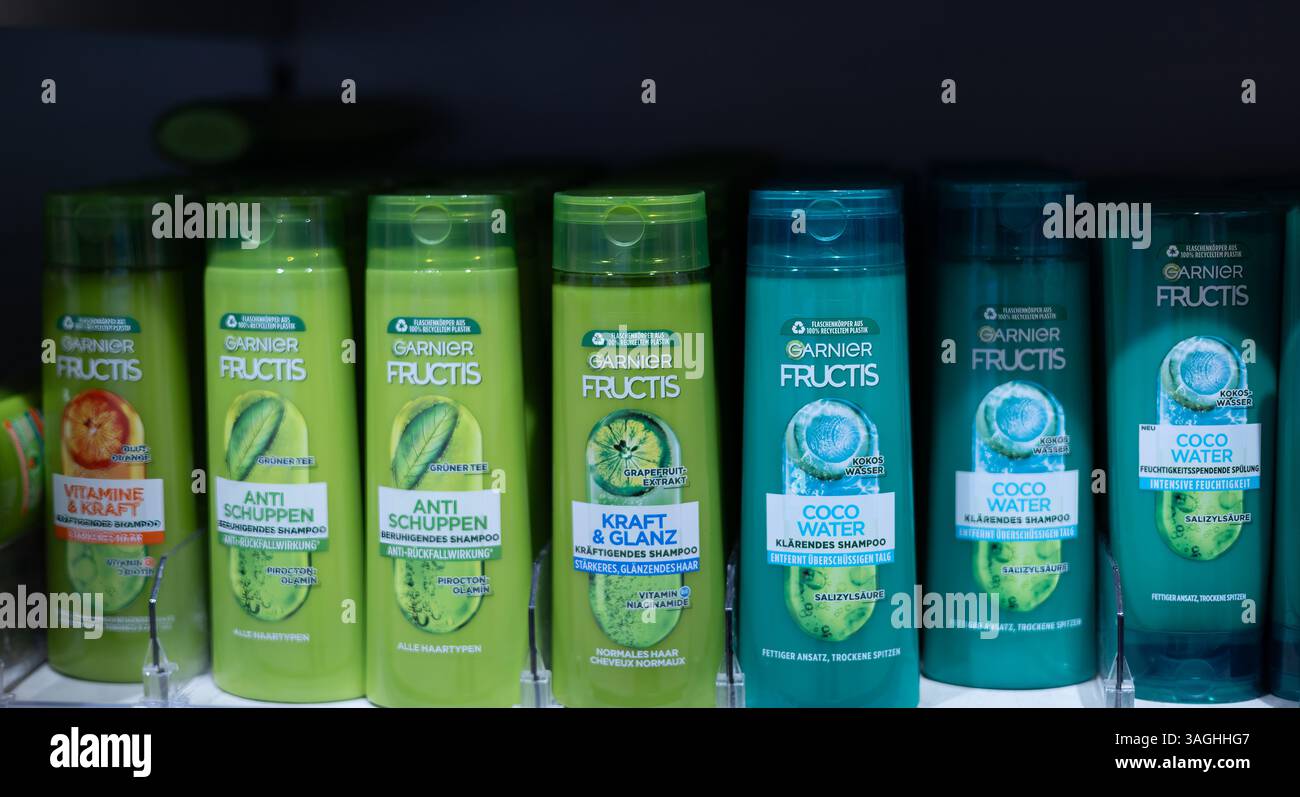 Una colorata esposizione di shampoo Garnier Fructis che presenta varie soluzioni per la cura dei capelli e vivaci confezioni sugli scaffali. - FRANCOFORTE, GERMANIA - 2 MARZO Foto Stock