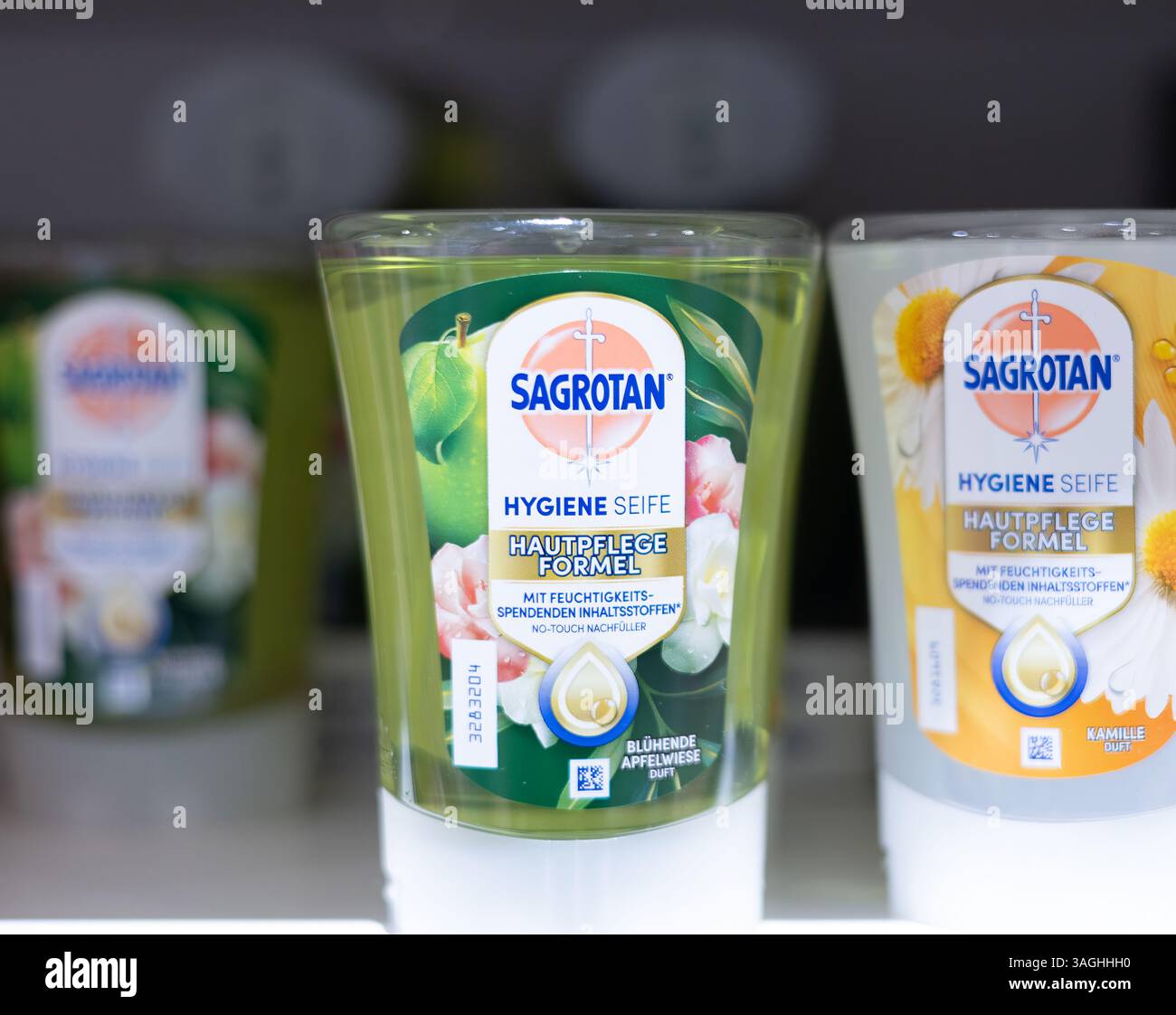 Primo piano di flaconi di sapone per l'igiene Sagrotan che enfatizzano la cura della pelle con un'estetica pulita e rinfrescante. - FRANCOFORTE, GERMANIA - 21 MARZO 2025 Foto Stock