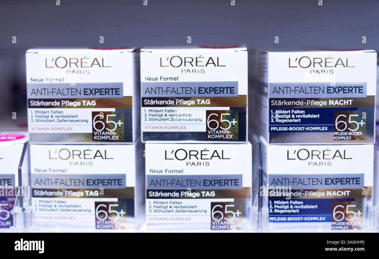 Un'elegante esposizione di creme anti-rughe L Oreal, che enfatizza le soluzioni per la cura della pelle su misura per la pelle matura e le sue esigenze. - FRANCOFORTE, GERMANIA - 21 MARZO, Foto Stock