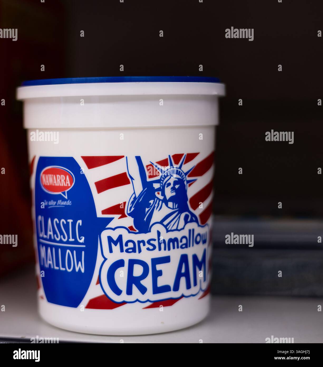 Un contenitore di Nawarra Marshmallow Cream mette in risalto il suo marchio unico e evoca nostalgia con il suo design classico. - FRANCOFORTE, GERMANIA - 21 MARZO, Foto Stock