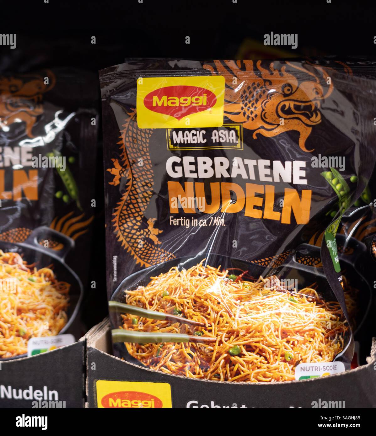 Questa immagine presenta un pacchetto di spaghetti fritti aromatizzati all'anatra, con un marchio vivace e una grafica accattivante. - FRANCOFORTE, GERMANIA - 21 MARZO, Foto Stock