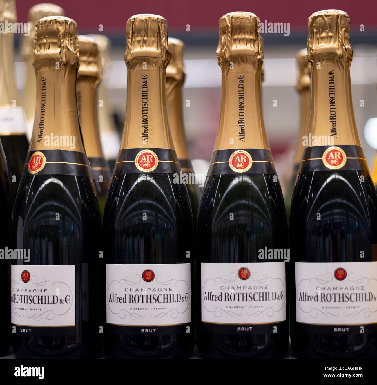 Esposizione di bottiglie di champagne Alfred Rothschild che simboleggiano lusso, eleganza e raffinatezza per occasioni di lusso. - FRANCOFORTE, GERMANIA - 2 MARZO Foto Stock