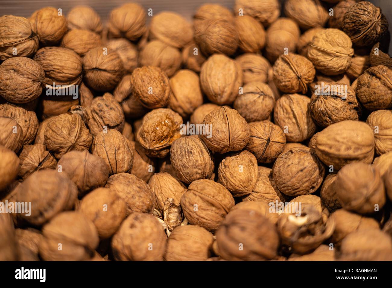 Questa immagine mostra un'abbondanza di noci sgusciate naturali, evocando un senso di salute, nutrizione e origini naturali, ideale per gli amanti del cibo e guarire Foto Stock