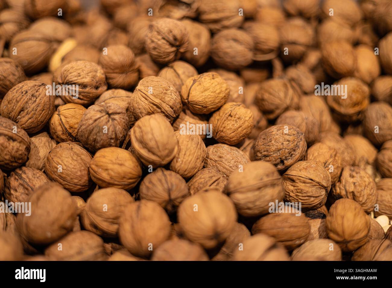 Questa immagine mostra un'abbondanza di noci sgusciate naturali, evocando un senso di salute, nutrizione e origini naturali, ideale per gli amanti del cibo e guarire Foto Stock