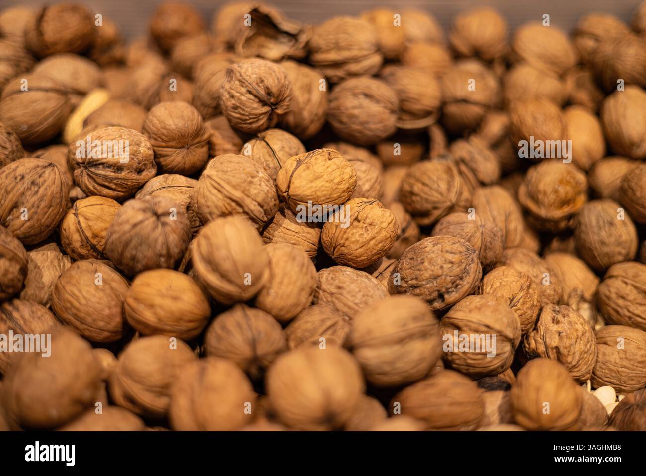 Questa immagine mostra un'abbondanza di noci sgusciate naturali, evocando un senso di salute, nutrizione e origini naturali, ideale per gli amanti del cibo e guarire Foto Stock