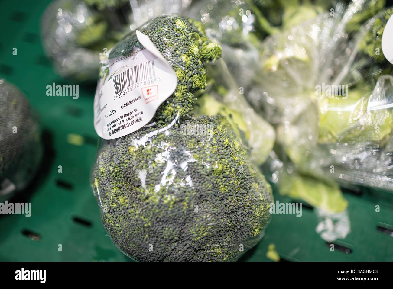 Un primo piano di broccoli freschi confezionati in vendita, che mette in evidenza il suo vibrante colore verde e i benefici per la salute in un negozio di alimentari. Foto Stock