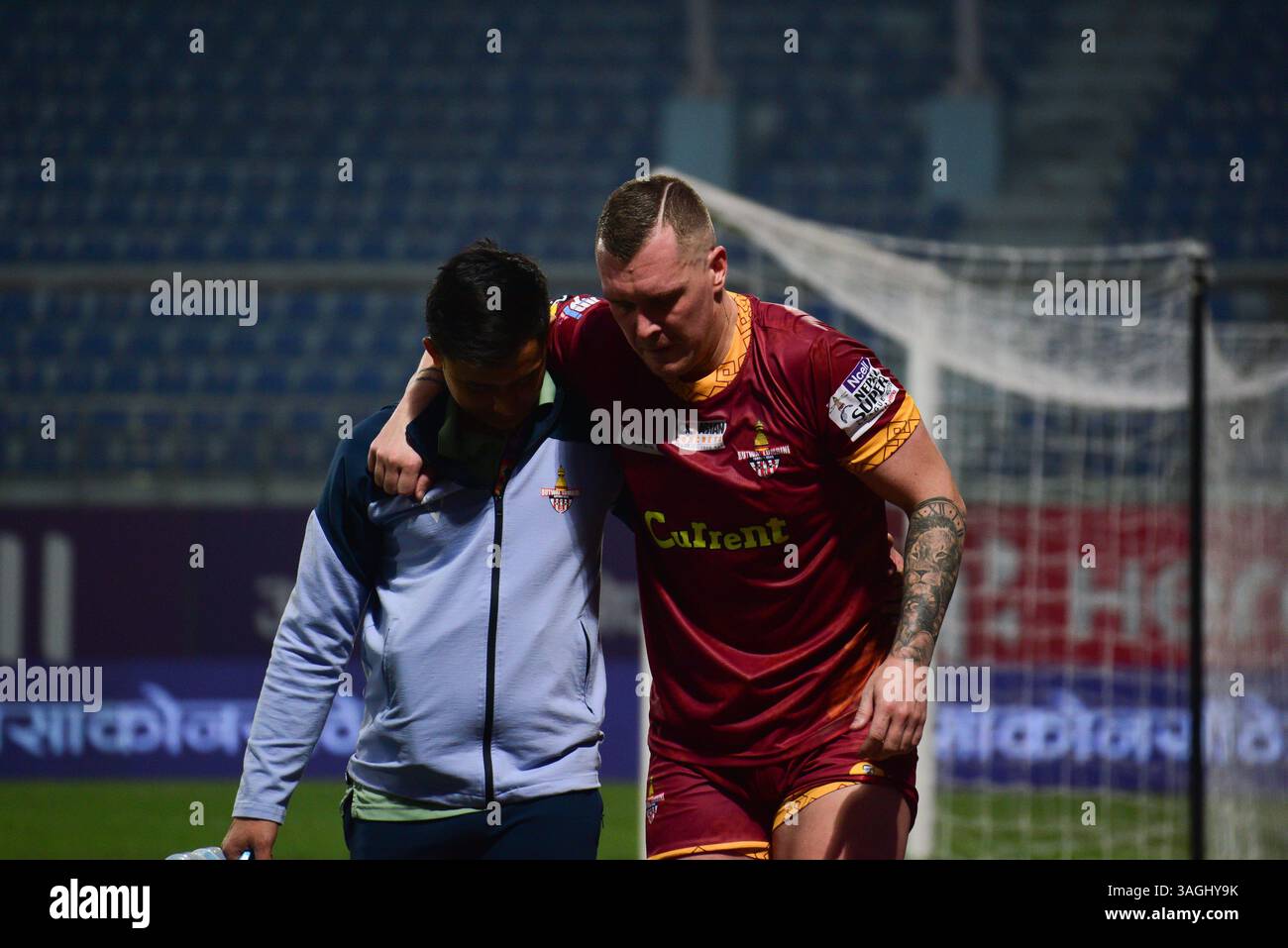 Kathmandu, Bagmati, Nepal. 8 aprile 2025. ADAM MITTER del BUTWAL LUMBINI FC viene tolto dal campo a seguito di un infortunio durante il Nepal Super League 2025 match contro IL KATHMANDU RAYZRS FC al Dasarath Rangasala Stadium di Kathmandu. Credito: Safal Prakash Shrestha/ZUMA Press Wire/ZUMA Wire/Alamy Live News Foto Stock