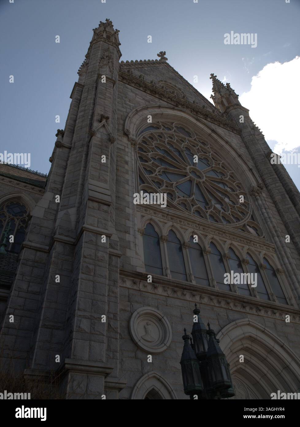 Lato ovest della Basilica Cathedral of the Sacred Heart a Newark, New Jersey. Si tratta di una vista della facciata rivolta a ovest. Foto Stock
