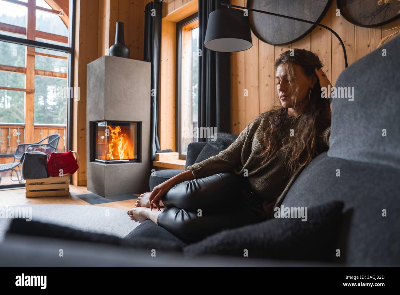 Moderno spazio abitativo in un hotel di lusso con vista sulle Alpi italiane Foto Stock