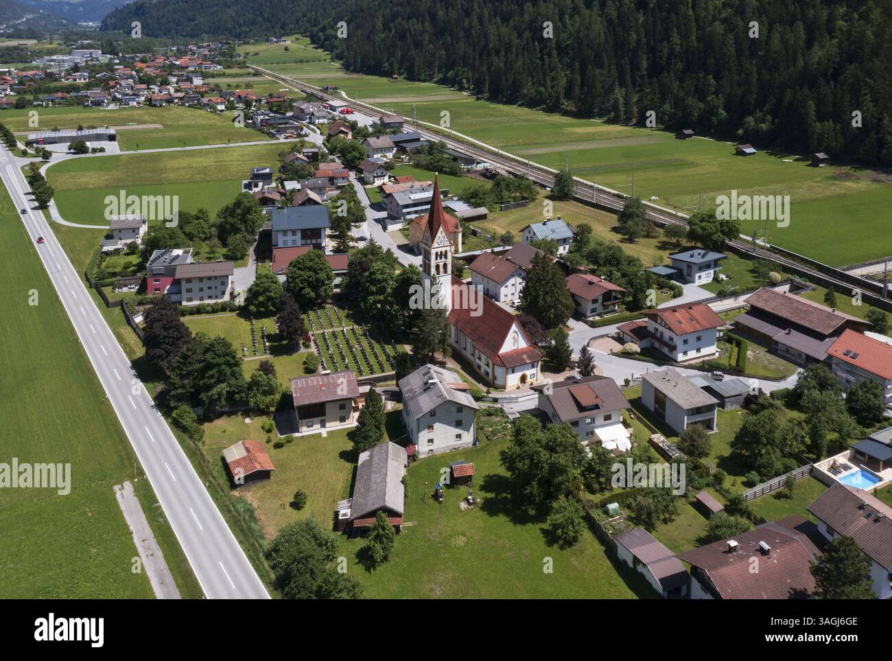 Drone shot, vista del paese con chiesa parrocchiale, Schoenwies, Oberinntal, Tirolo, Austria, Europa Foto Stock