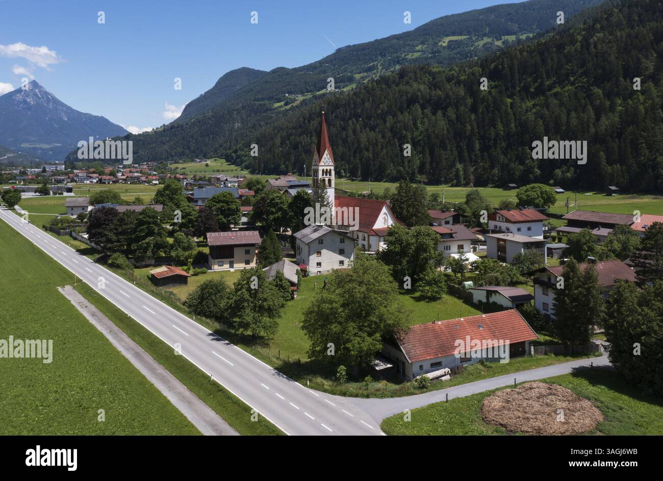 Drone shot, vista del paese con chiesa parrocchiale, Schoenwies, Oberinntal, Tirolo, Austria, Europa Foto Stock