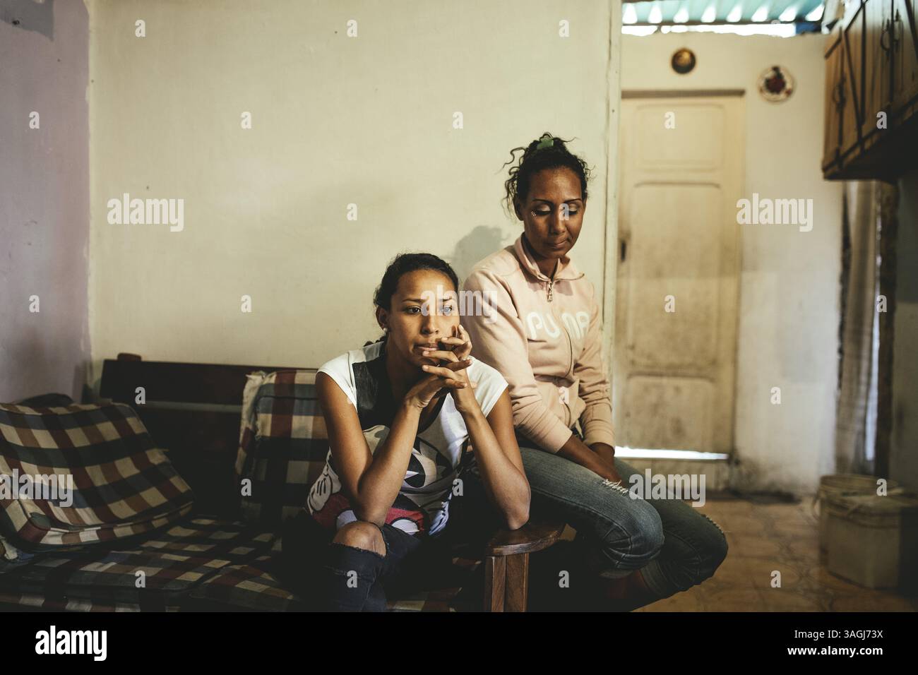 Daniela Hernandez (23 anni) con la cognata Catarina Rada (29) a Petare, Caracas, Venezuela, Sud America Foto Stock