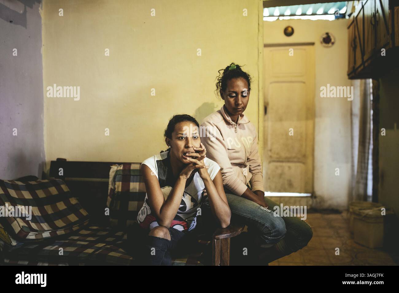 Daniela Hernandez (23 anni) con la cognata Catarina Rada (29) a Petare, Caracas, Venezuela, Sud America Foto Stock
