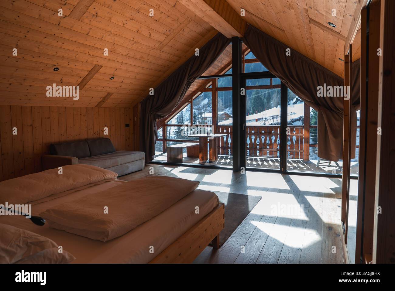 Lussuosa camera d'hotel con balcone nelle Alpi italiane Foto Stock