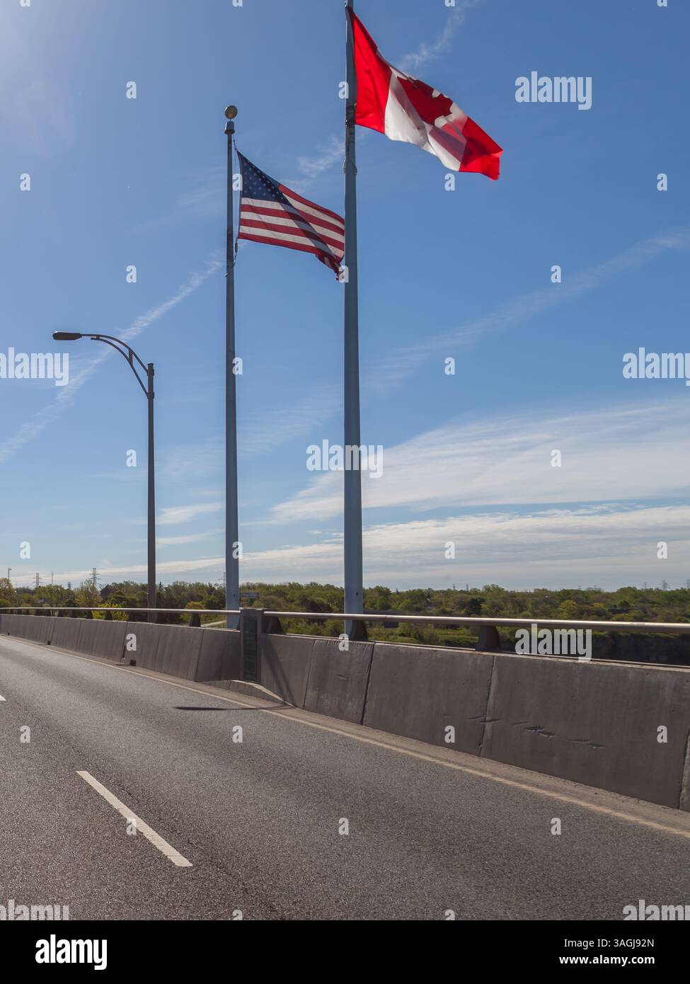 QUEENSTON, ON, CANADA - 20 MAGGIO 2017: Una serie di bandiere, Canada e Stati Uniti, al centro del ponte Lewiston-Queenston tra Stati Uniti e Canada Foto Stock