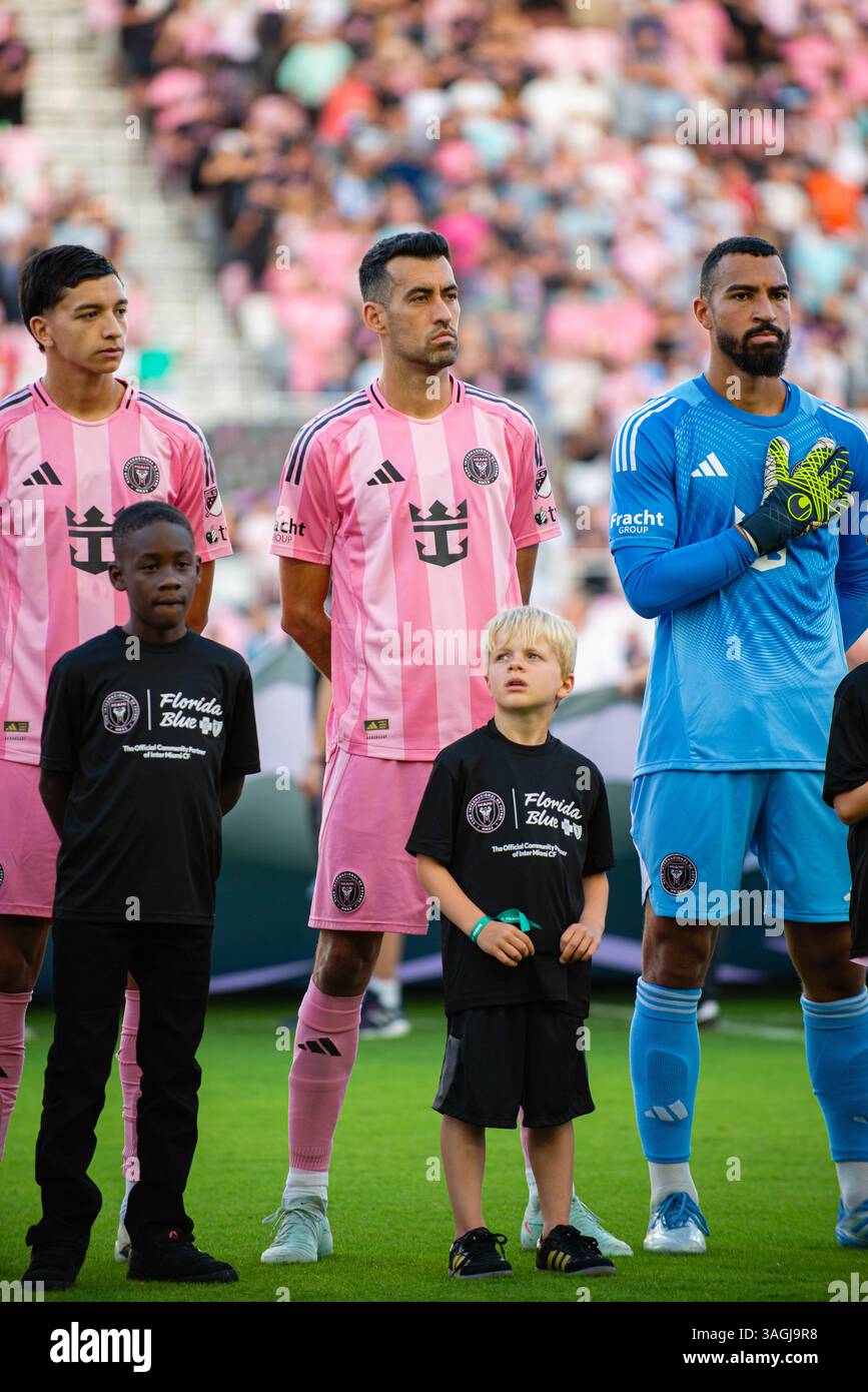 Sergio Busquets, il difensore Tomas Aviles e il portiere Drake Callender, che hanno preceduto il calcio d'inizio della partita della MLS contro il Toronto FC. Foto Stock