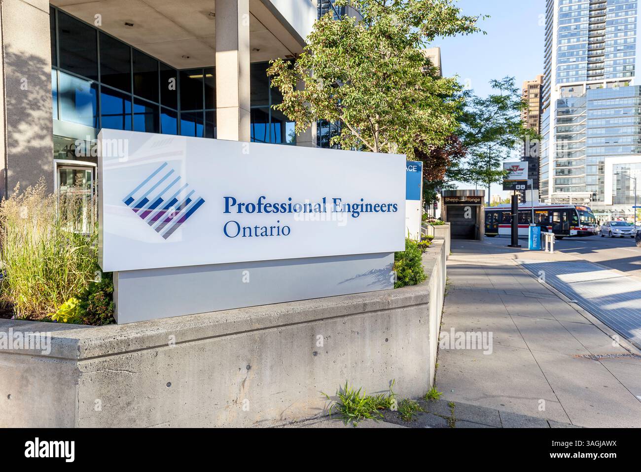 Toronto, Canada - 25 giugno 2018: Il segno dei Professional Engineers Ontario (PEO) a Toronto. Foto Stock