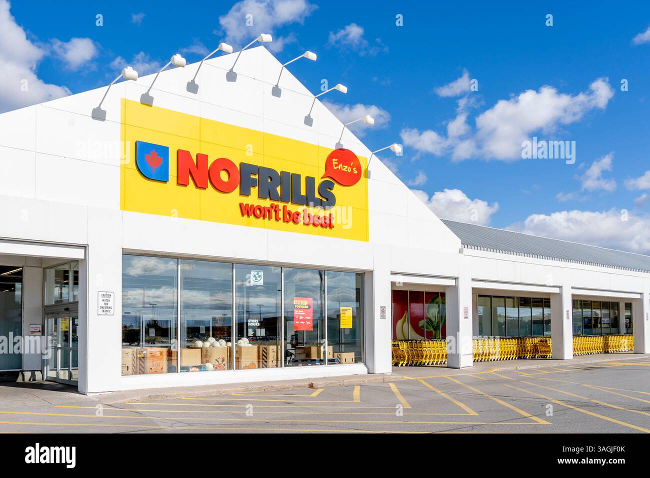 Richmond Hill, Ontario, Canada - 14 ottobre 2019: Esterno di un negozio di alimentari No Frills a Richmond Hill. Foto Stock
