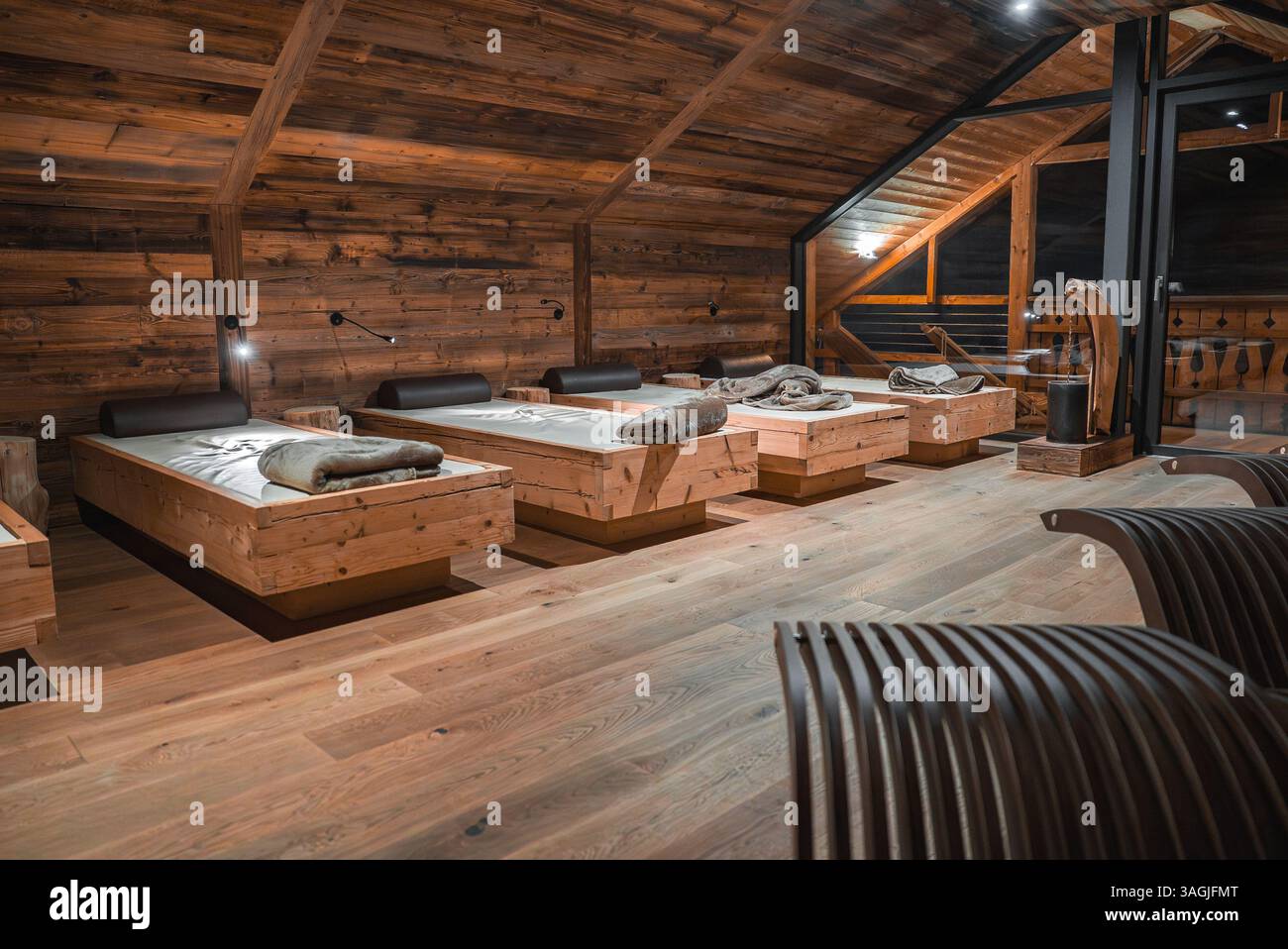 Lussuosa camera relax con design alpino rustico nelle Alpi italiane Foto Stock