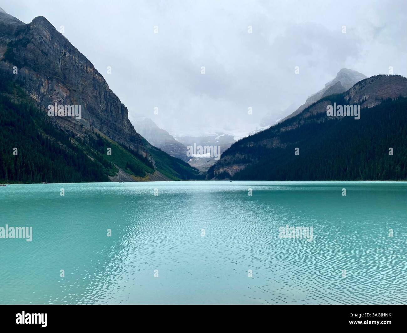 Riflessioni nebbiose sulle acque glaciali Foto Stock