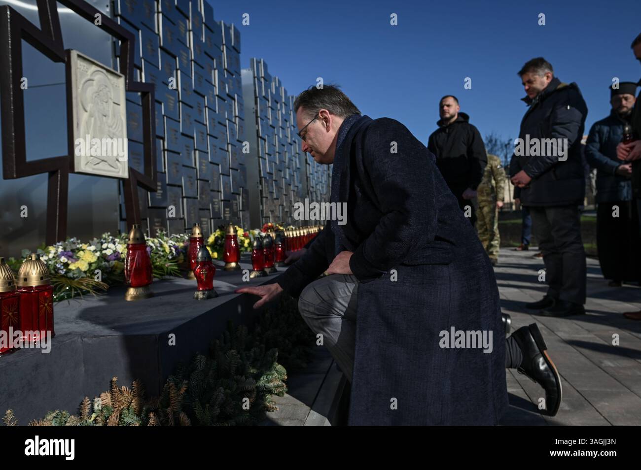 Bucha, Ucraina. 8 aprile 2025. Il primo ministro Bart De Wever colloca una lampada a icona di fronte al memoriale della chiesa di St Andrews per onorare coloro che furono uccisi durante l'occupazione russa nella città di Bucha, nella regione di Kiev in Ucraina, l'8 aprile 2025. Questa è la prima visita del primo ministro Bart De Wever dall'inizio della sua Premiership nel febbraio 2025 (foto di Justin Yau/Sipa USA) credito: SIPA USA/Alamy Live News Foto Stock