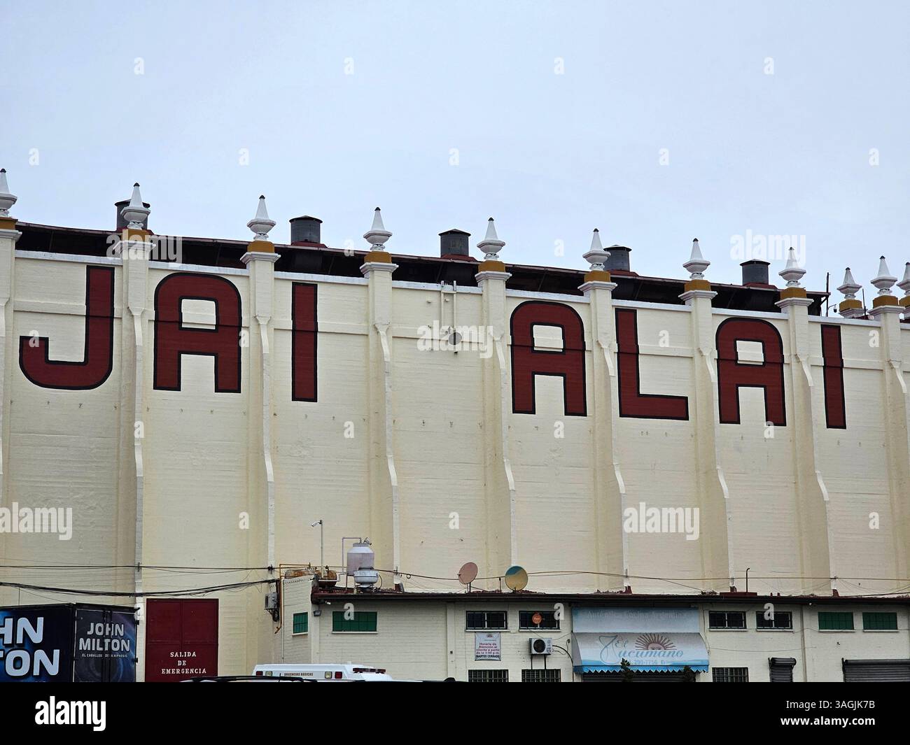 Tijuana, Baja California, Messico - 14 marzo 2025: Il foro Antiguo Palacio Jai Alai è un edificio situato nella città di Tijuana Foto Stock