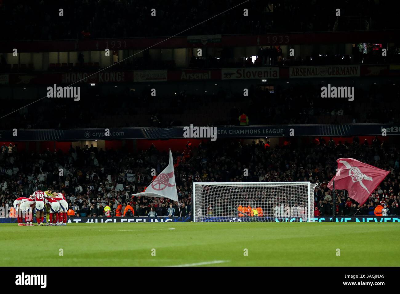 Londra, Regno Unito. 8 aprile 2025. Arsenal entra in un huddle durante la partita dei quarti di finale di UEFA Champions League Arsenal vs Real Madrid all'Emirates Stadium, Londra, Regno Unito, 8 aprile 2025 (foto di Izzy Poles/News Images) a Londra, Regno Unito, il 4/8/2025. (Foto di Izzy Poles/News Images/Sipa USA) credito: SIPA USA/Alamy Live News Foto Stock