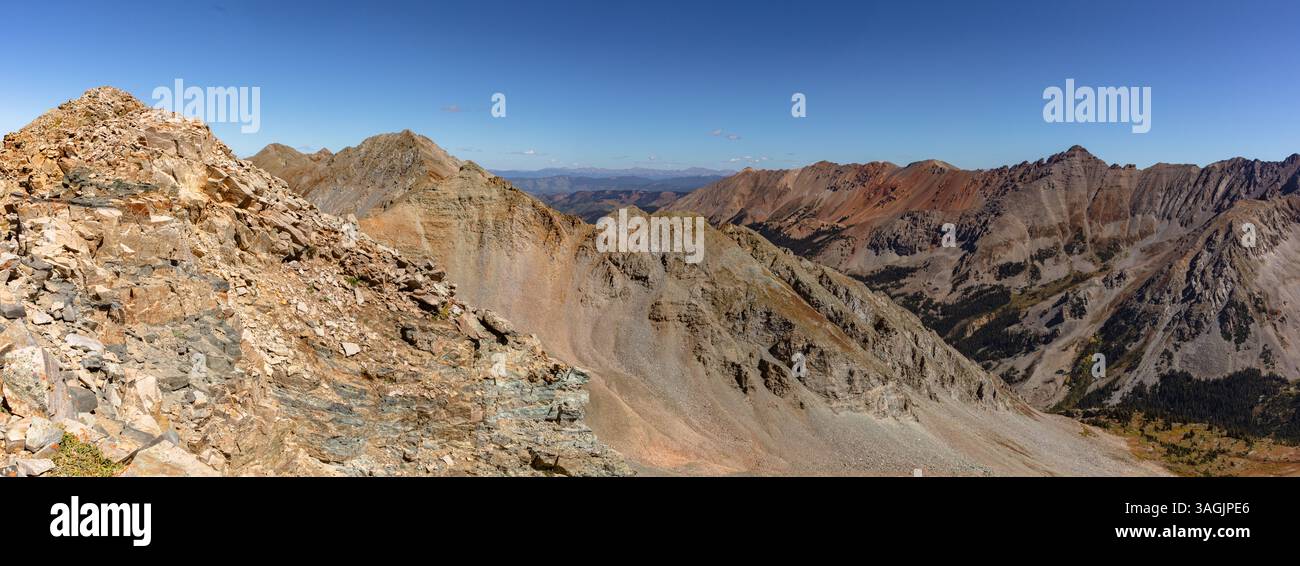 Cresta meridionale della Hillard Peak Elk Range del Colorado. Alle spalle si erge il Keefe Peak, attraverso il Conundrum Basin con le sue frastagliate creste Cathedral Peak. Foto Stock