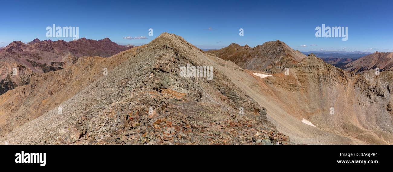 Una splendida giornata autunnale sulla cresta meridionale di Hillard Peak (13.422'), nel profondo della catena degli alci a sud di Aspen e a nord di Crested Butte, Colorado. Foto Stock