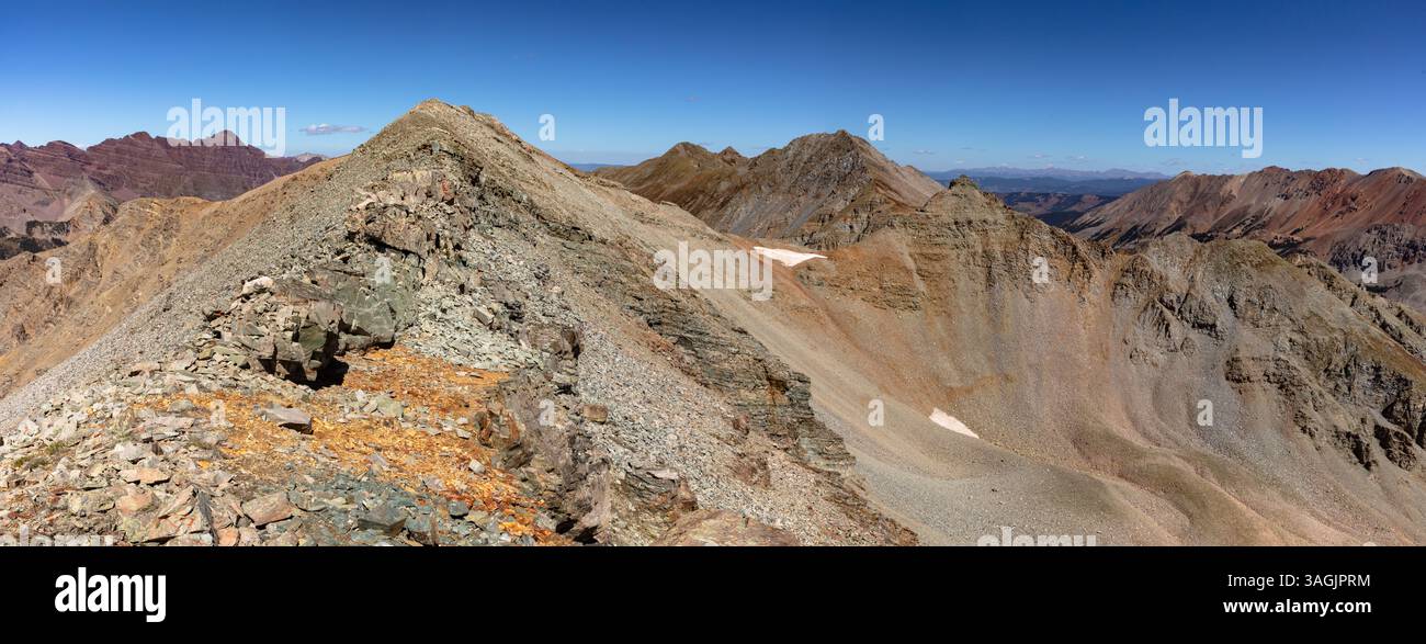 Una splendida giornata autunnale sulla cresta meridionale di Hillard Peak (13.422'), nel profondo della catena degli alci a sud di Aspen e a nord di Crested Butte, Colorado. Foto Stock