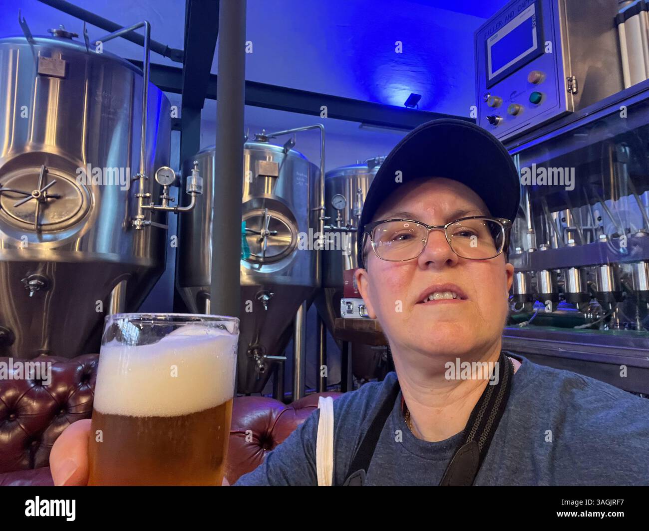 Golfe-Juan, Francia - 09-23-2022 : donna che beve una birra in birrificio artigianale nella Costa Azzurra Foto Stock