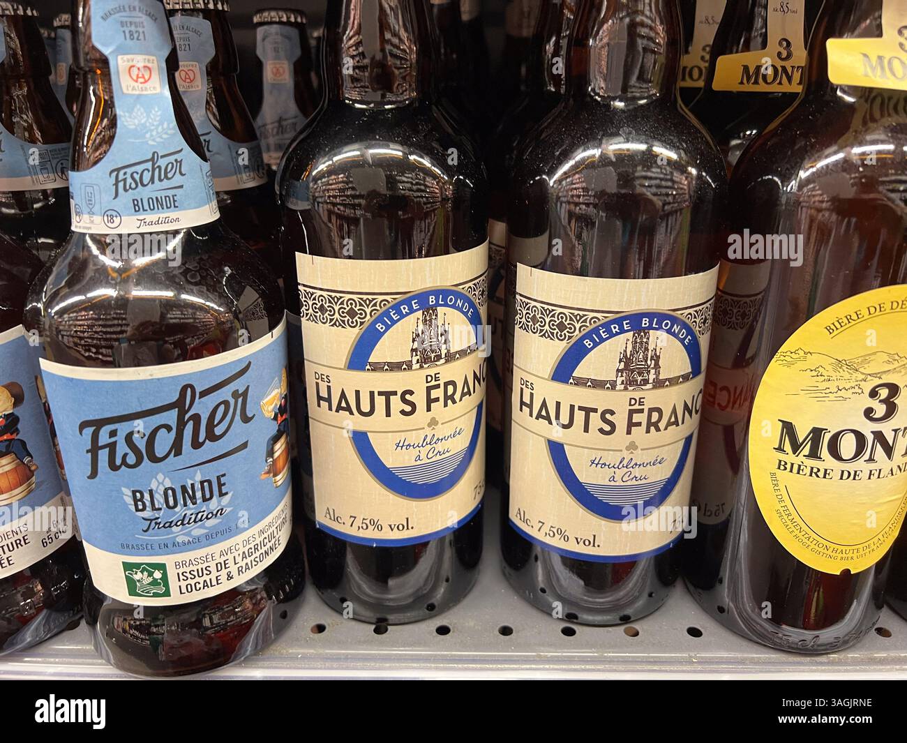 Golfe-Juan, Francia - 09-10-2022 : varie bottiglie di birra semi-artigianali sugli scaffali nel negozio di liquori in Francia Foto Stock
