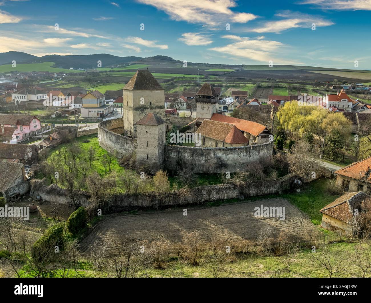 Le impenetrabili mura di Calnic Kelnek: Svelare l'ingenuità difensiva di una chiesa fortificata medievale, un Bastione di fede e forza in Transilvania Foto Stock