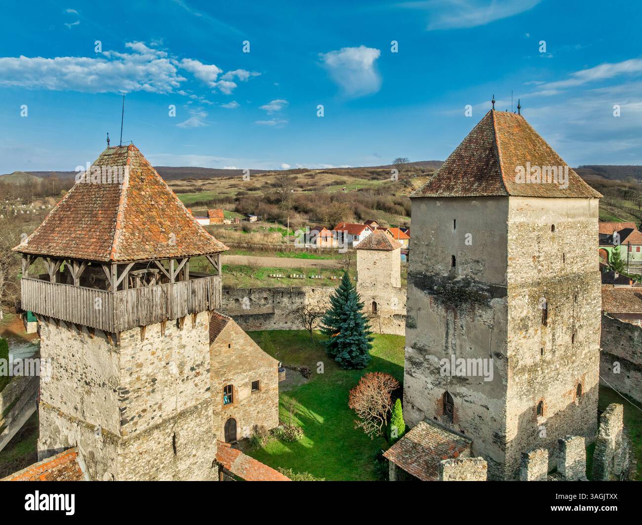 Le impenetrabili mura di Calnic Kelnek: Svelare l'ingenuità difensiva di una chiesa fortificata medievale, un Bastione di fede e forza in Transilvania Foto Stock