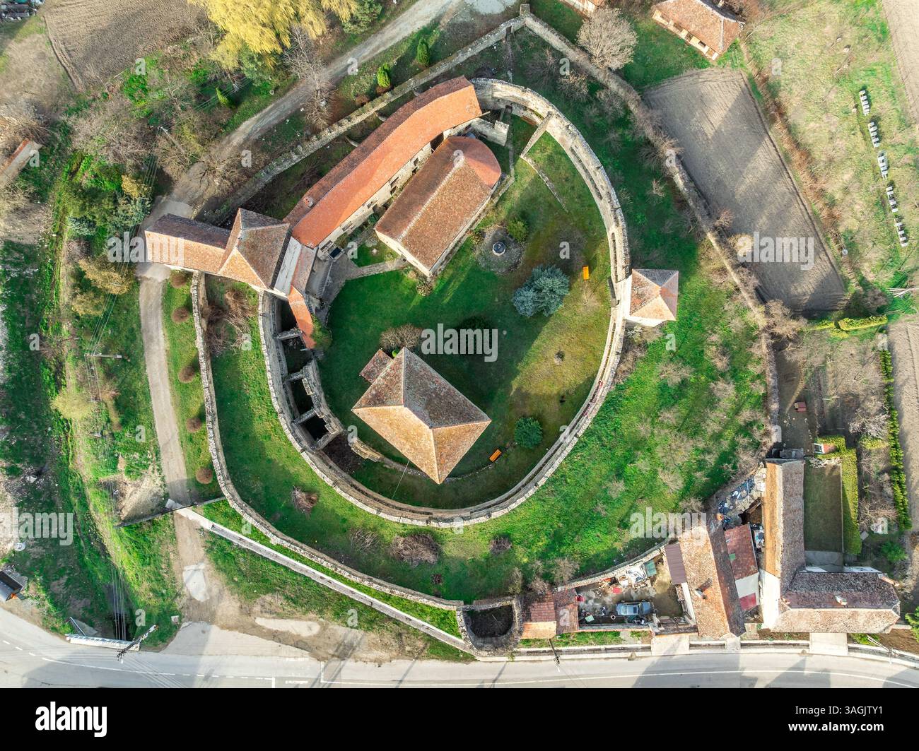 Vista aerea a pianta piana di Calnic, chiesa fortificata di Kelnek in Romania con pareti circolari Foto Stock