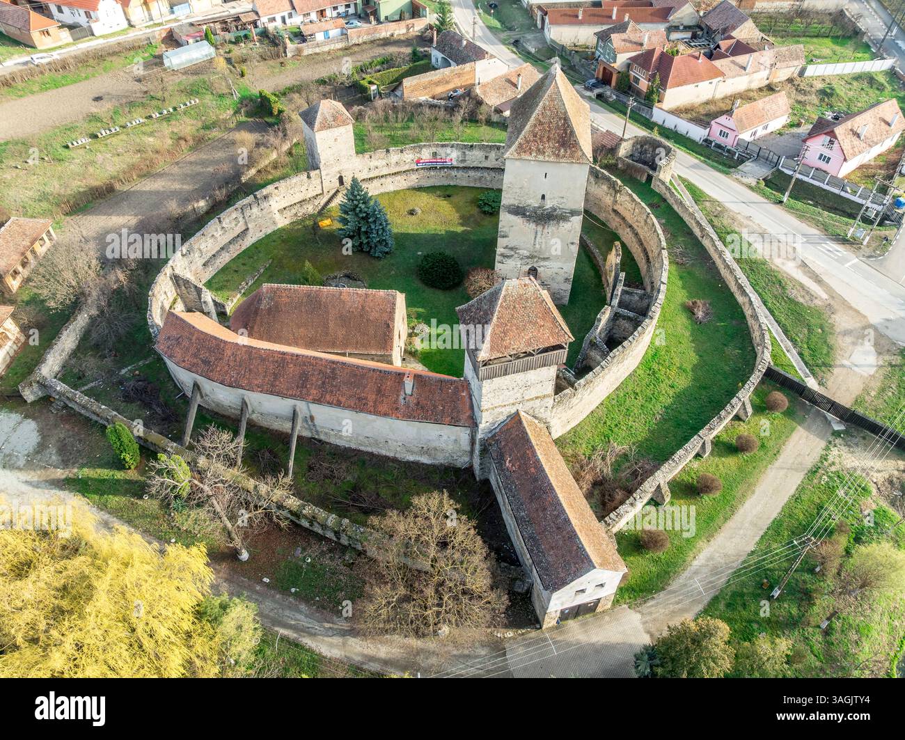 Le impenetrabili mura di Calnic Kelnek: Svelare l'ingenuità difensiva di una chiesa fortificata medievale, un Bastione di fede e forza in Transilvania Foto Stock