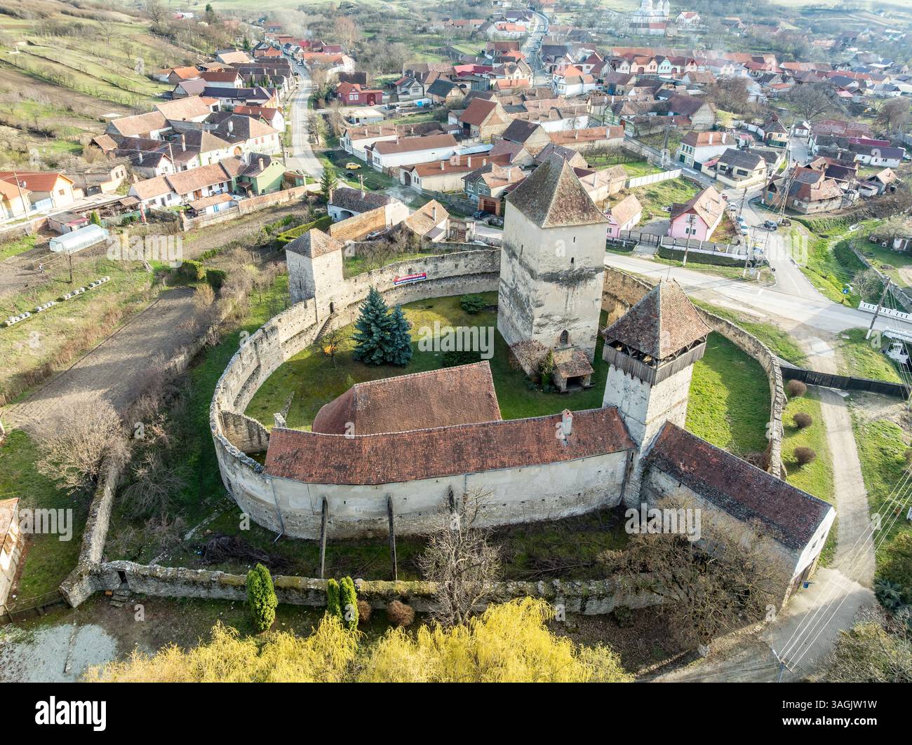 Le impenetrabili mura di Calnic Kelnek: Svelare l'ingenuità difensiva di una chiesa fortificata medievale, un Bastione di fede e forza in Transilvania Foto Stock