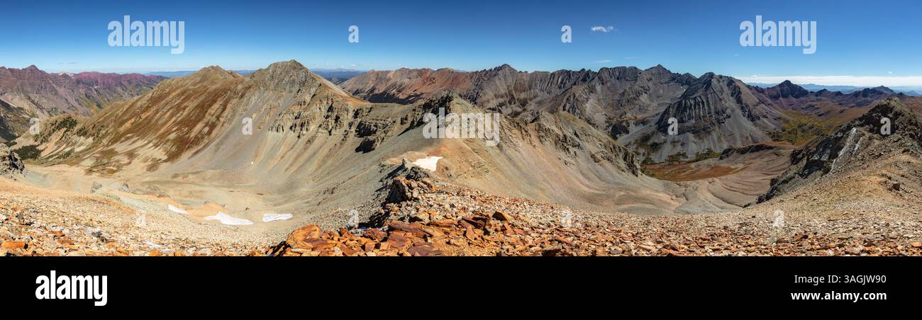 Il crinale da Hillard Peak (13.422') a Keefe Peak (13.532'). Questi picchi si trovano nelle profondità dell'Elk Range a sud di Aspen e a nord di Crested Butte CO Foto Stock