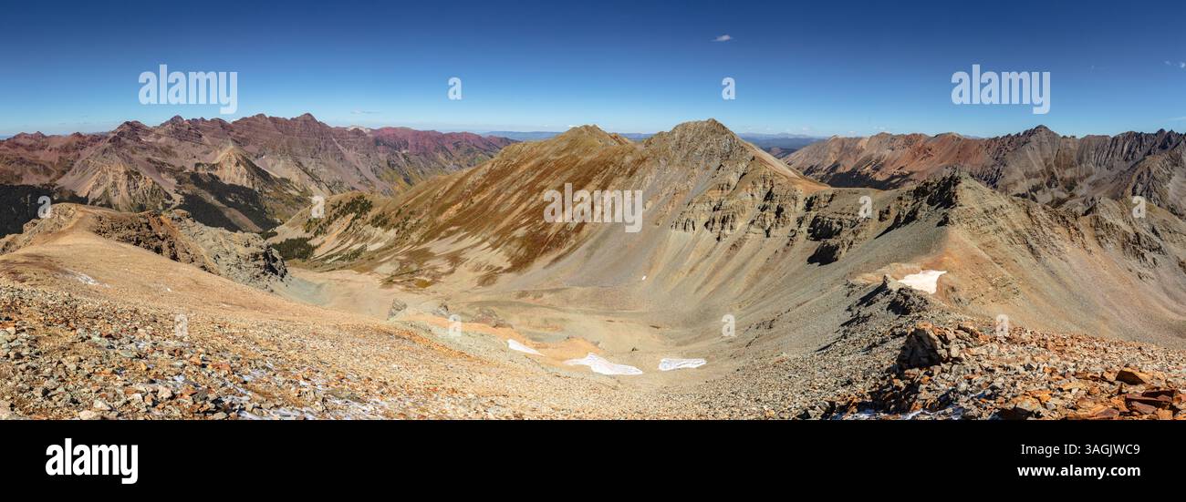 Il crinale da Hillard Peak (13.422') a Keefe Peak (13.532'). Questi picchi si trovano nelle profondità dell'Elk Range a sud di Aspen e a nord di Crested Butte CO Foto Stock